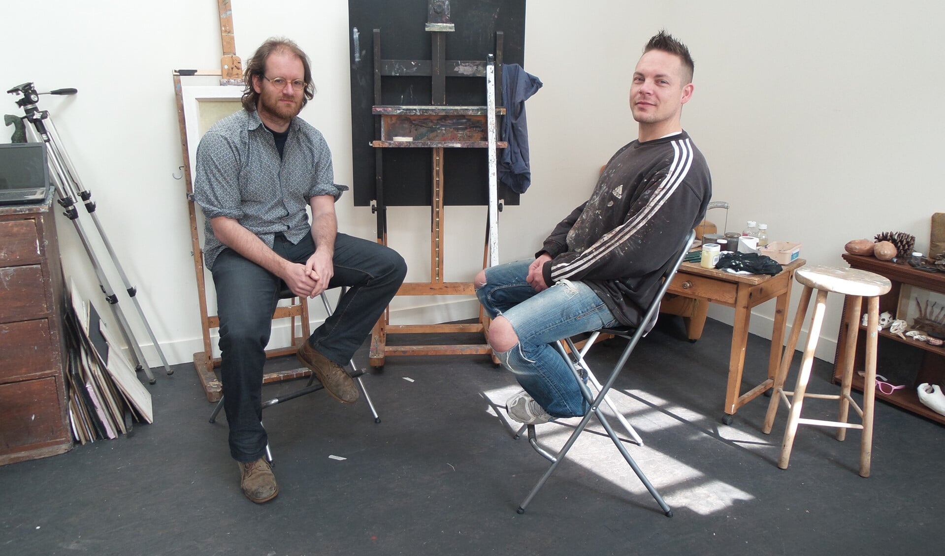 Jaap Kamsma (links) en Stijn Rietman wonen en werken beiden in een atelier van de Dooyewaard Stichting.