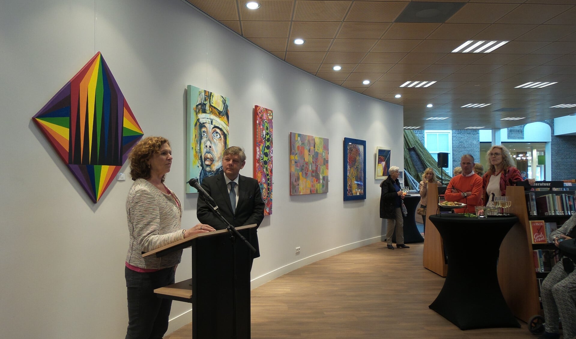 Coördinator exposities Ineke Vaasen en burgemeester Elbert Roest bij de opening van de tentoonstelling 'Mijn Vrijheid'.