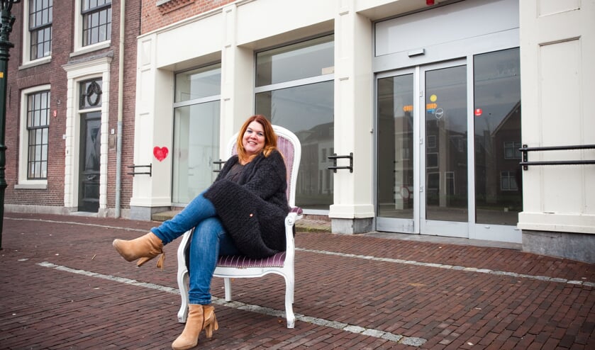 Nathalie Scheffer voor het pand waar De Weesper Boekhandel moet komen
