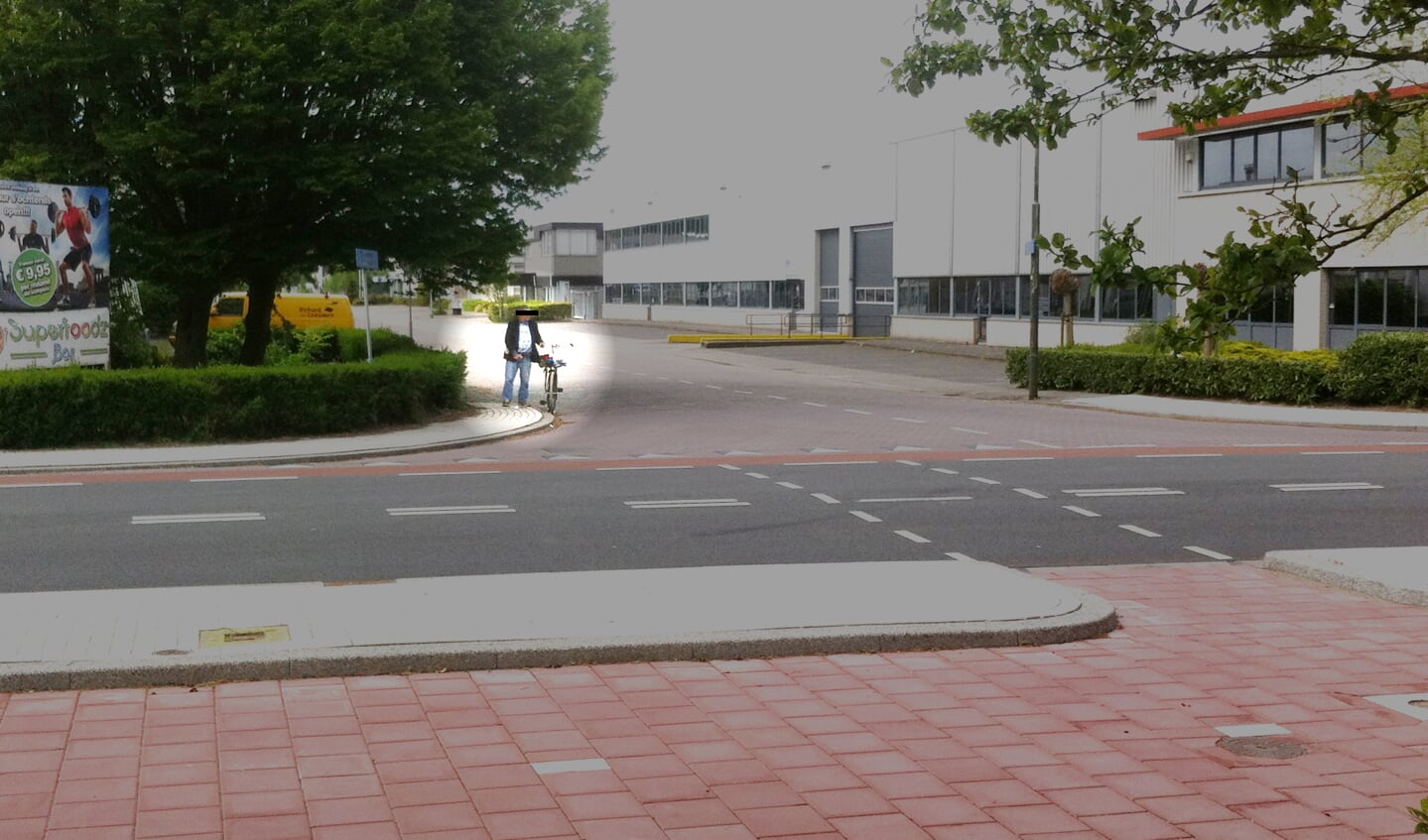 De man heeft duidelijk de hand bij zijn kruis.