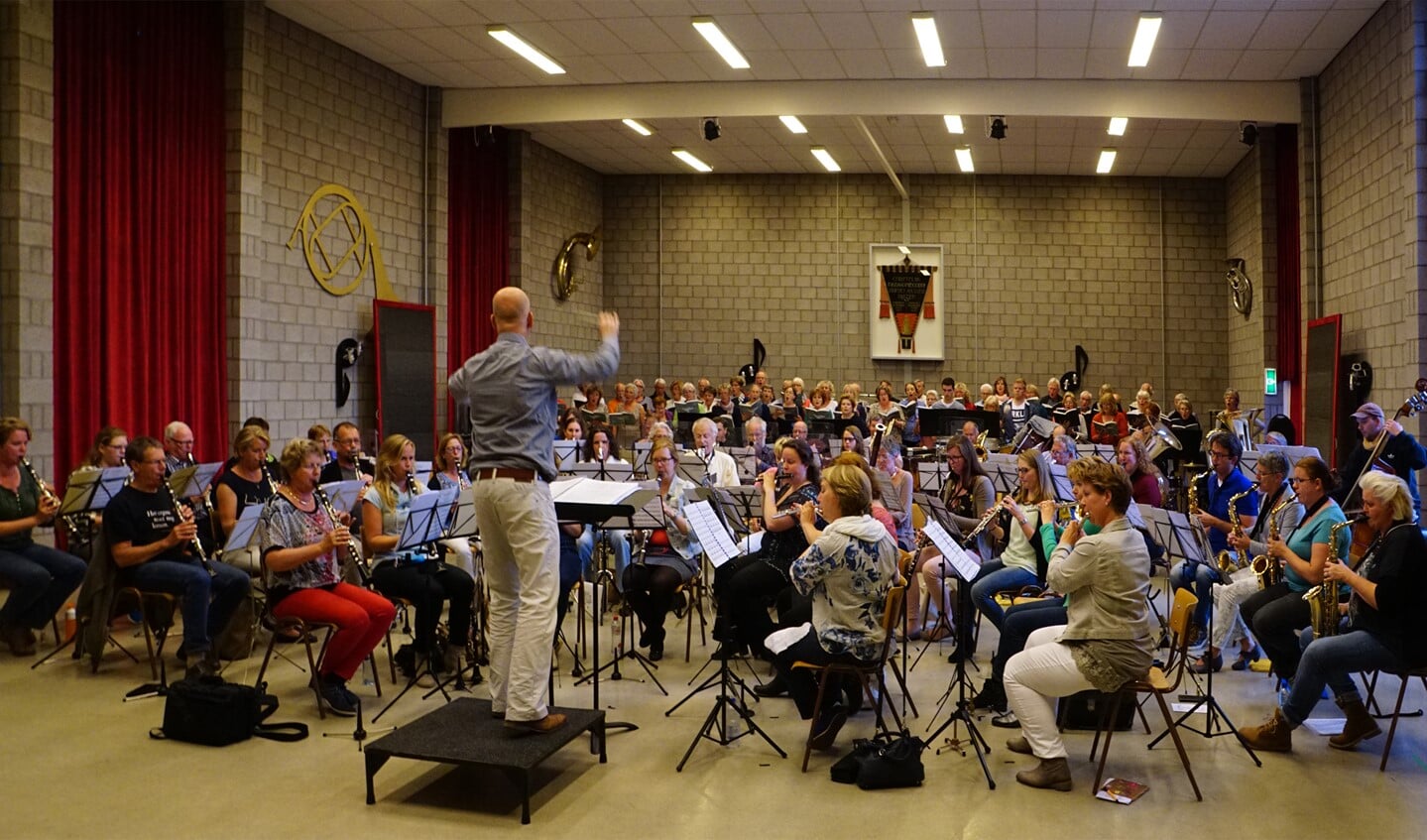 In het gebouw van de muziekvereniging werd met de hele bezetting gerepeteerd.