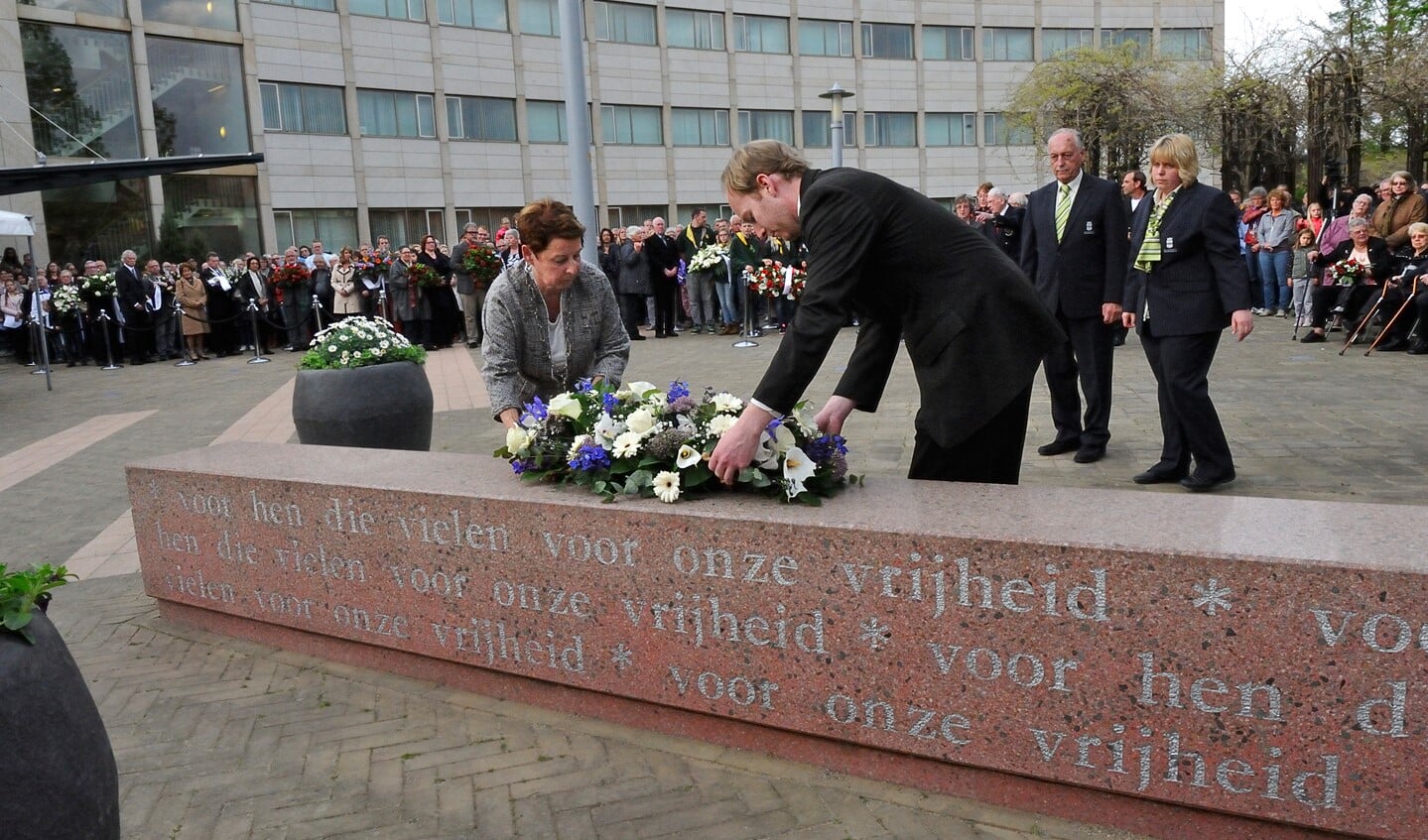 Burgemeester Koopmanschap en raadslid Kai de Haan leggen een krans namens het gemeentebestuur.