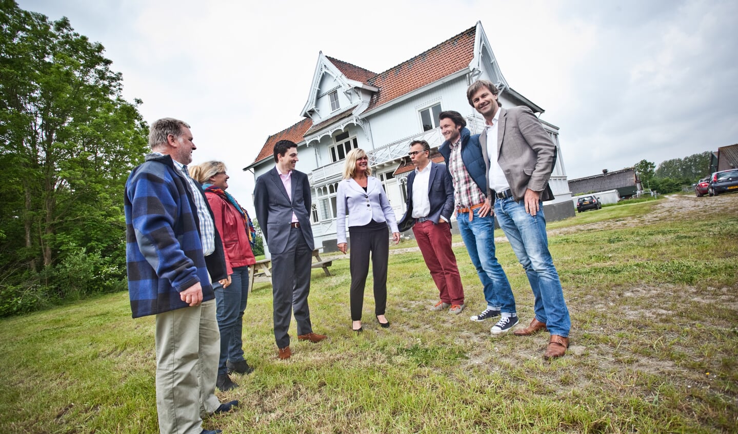 Alle betrokken partijen voor het huis. Vanochtend presenteerden zij hun plannen.