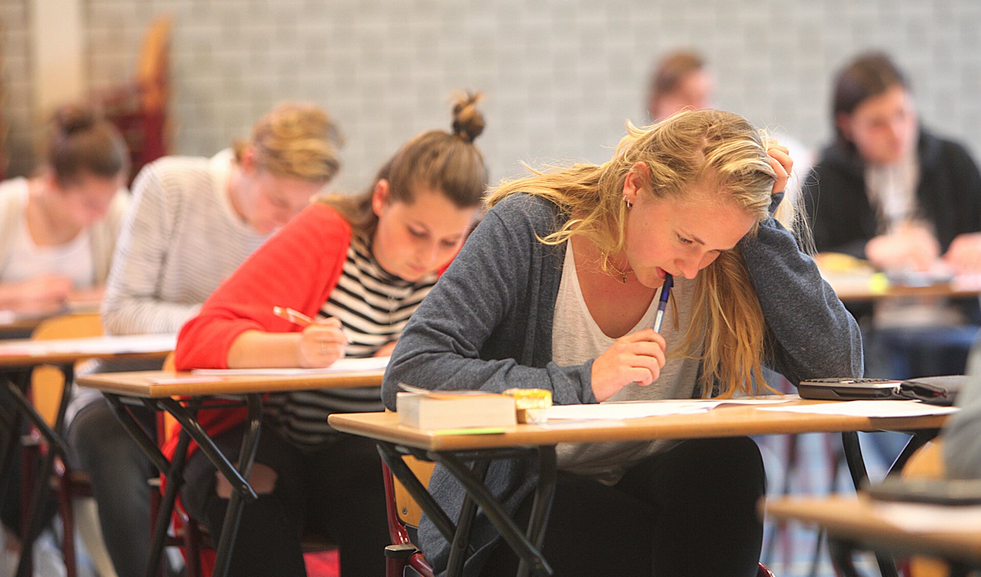 De vwo'ers van het Willem de Zwijger buigen zich over het examen Management & Organisatie. 