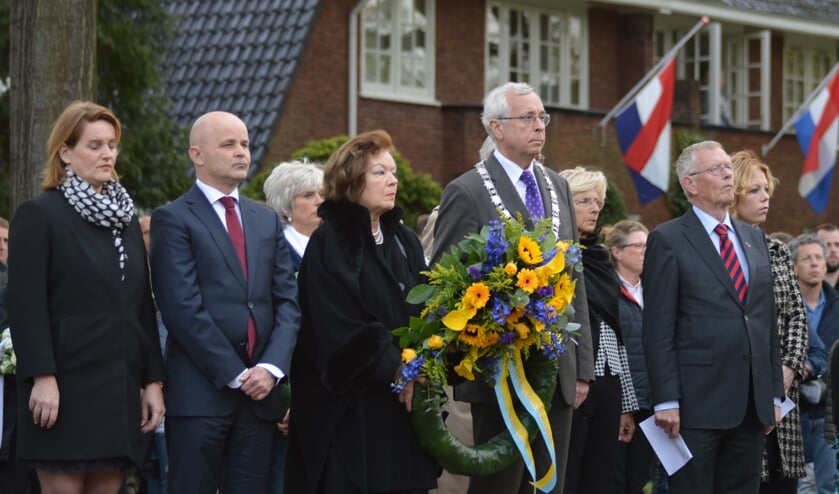 Burgemeester en wethouders houden samen met belangstellenden twee minuten stilte.