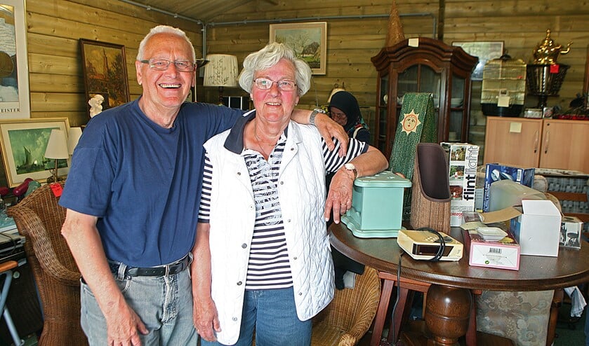Harry en Marjan de Bruijn van de Stichting Servitas in de kringloopwinkel aan de Poolvos 2.