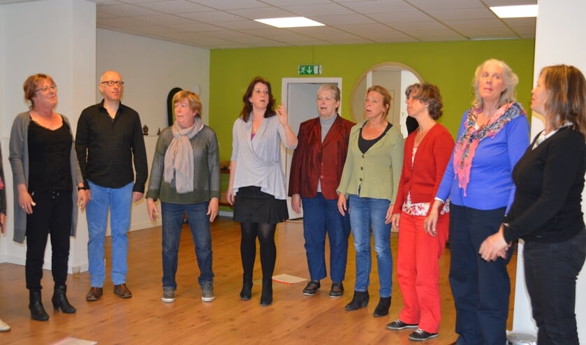 Opwarmen van de stemmen onder leiding van Judith Kamerman