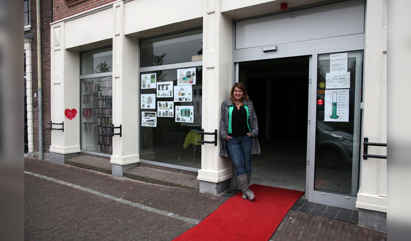 Scheffer bij haar nieuwe pand op de Nieuwstad