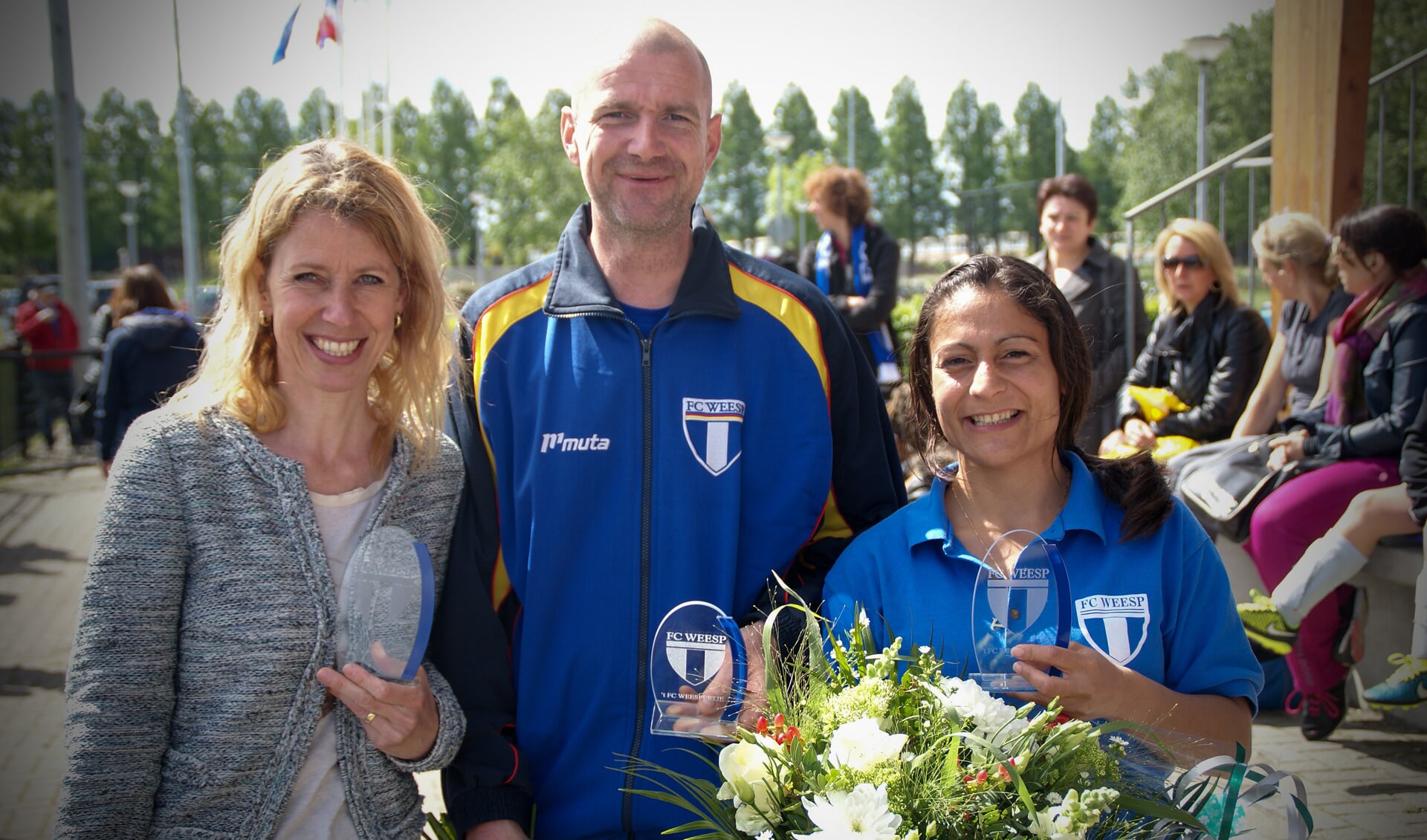 Sandra Vrijenhoek, Alex van der Kolk en Dewi Dekker ontvangen een FC Weespertje.
