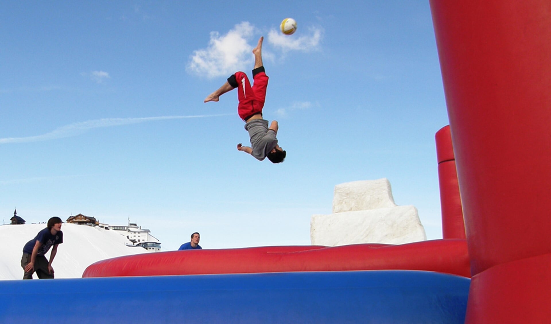 Bossaball: kijken naar demonstraties en zelf meedoen op het Diemerplein.