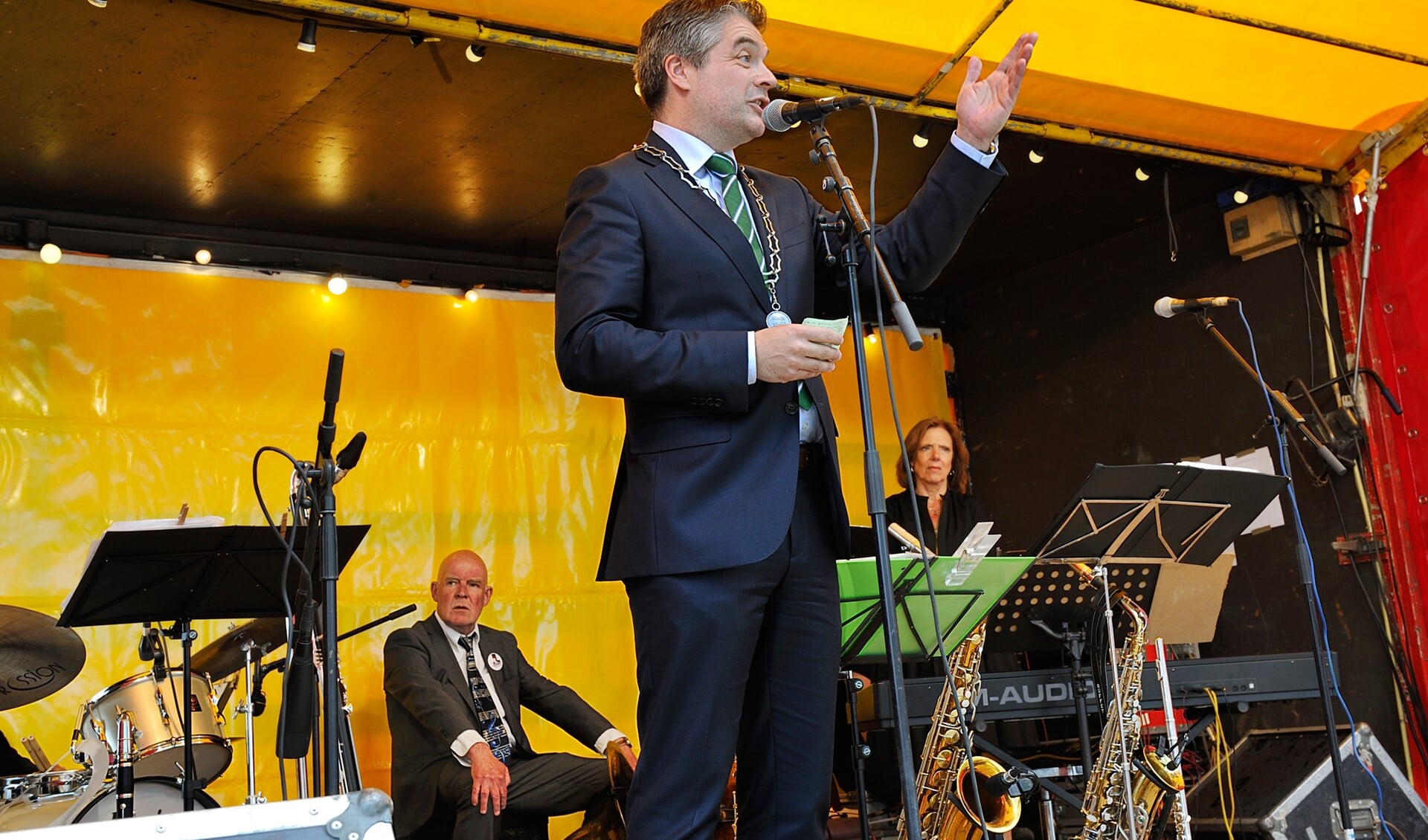 Burgemeester Erik Boog opent het jazzfestival.