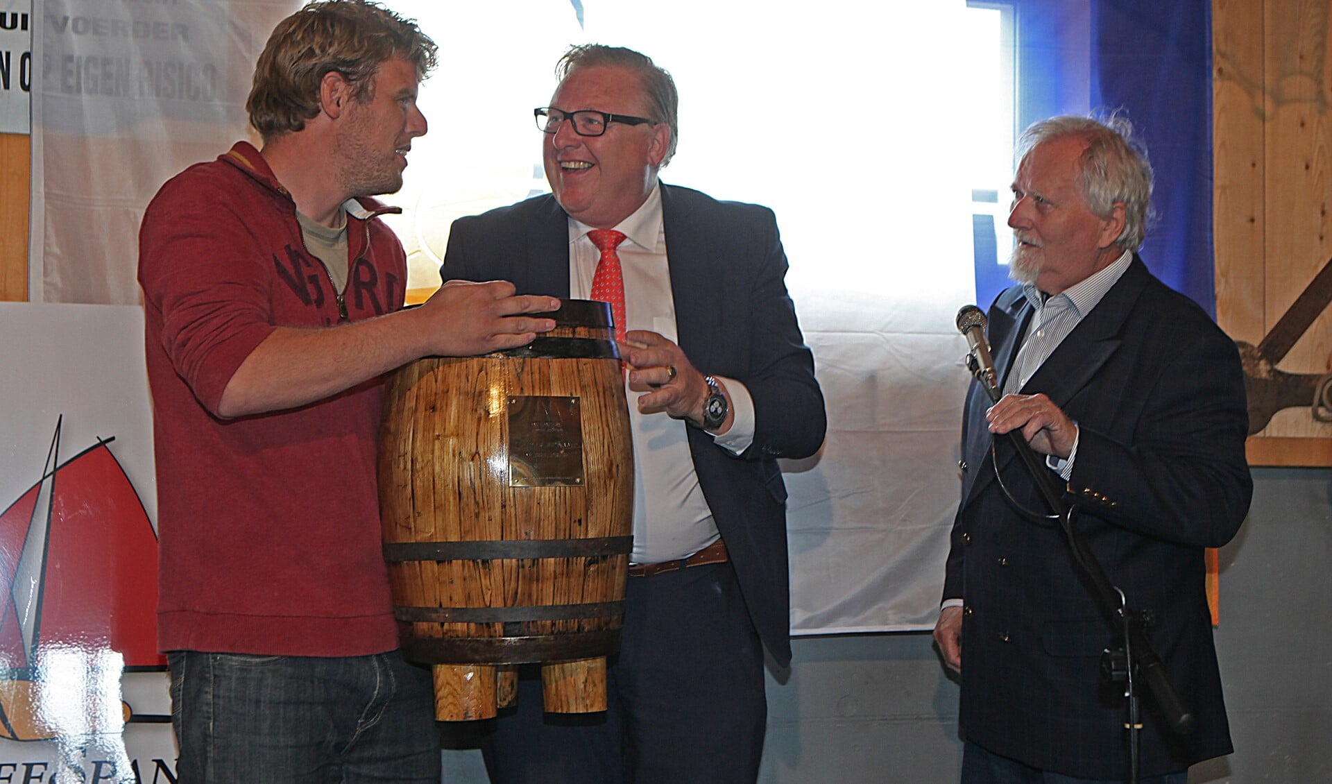 De schipper van de BU 20 neemt samen met de burgemeester van Bunschoten het gewonnen ZuiderzeeAnker in ontvangst.