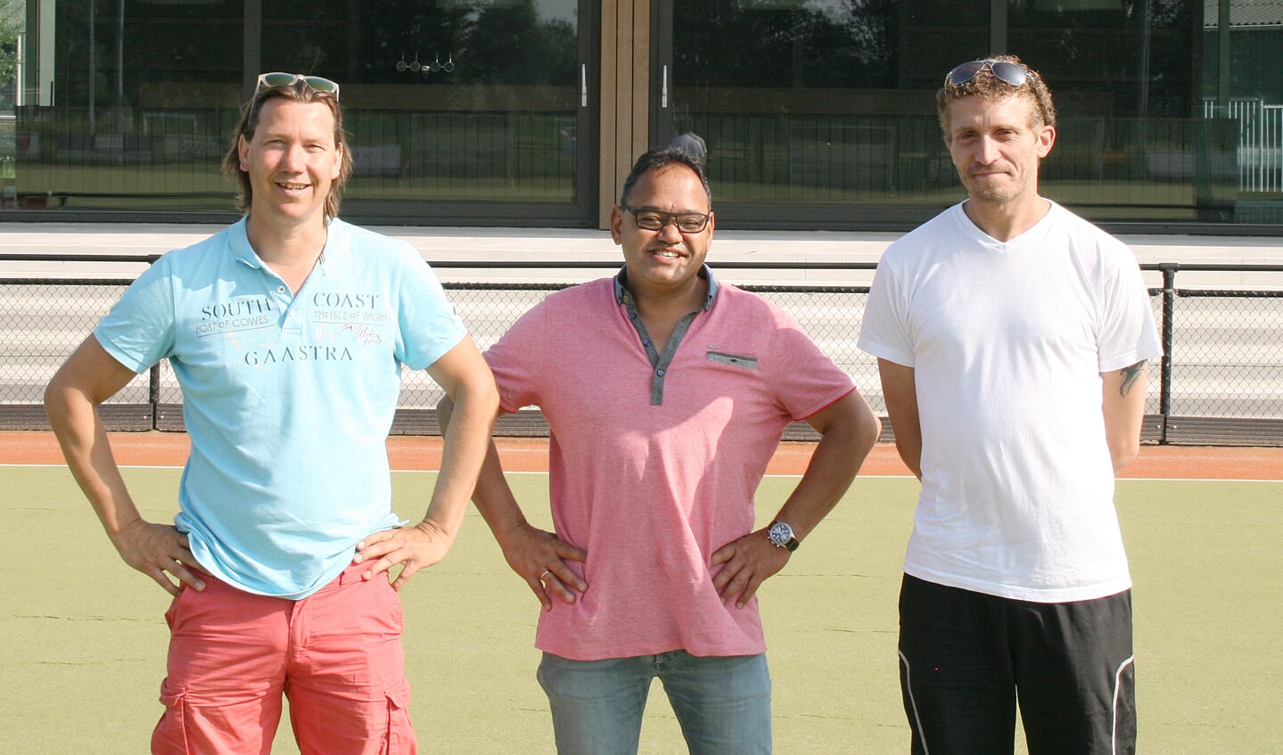 Herentrainer Gerard Alblas (links), voorzitter André Lauterslager en damestrainer en technisch manager Daniel Hulkenberg (rechts) 