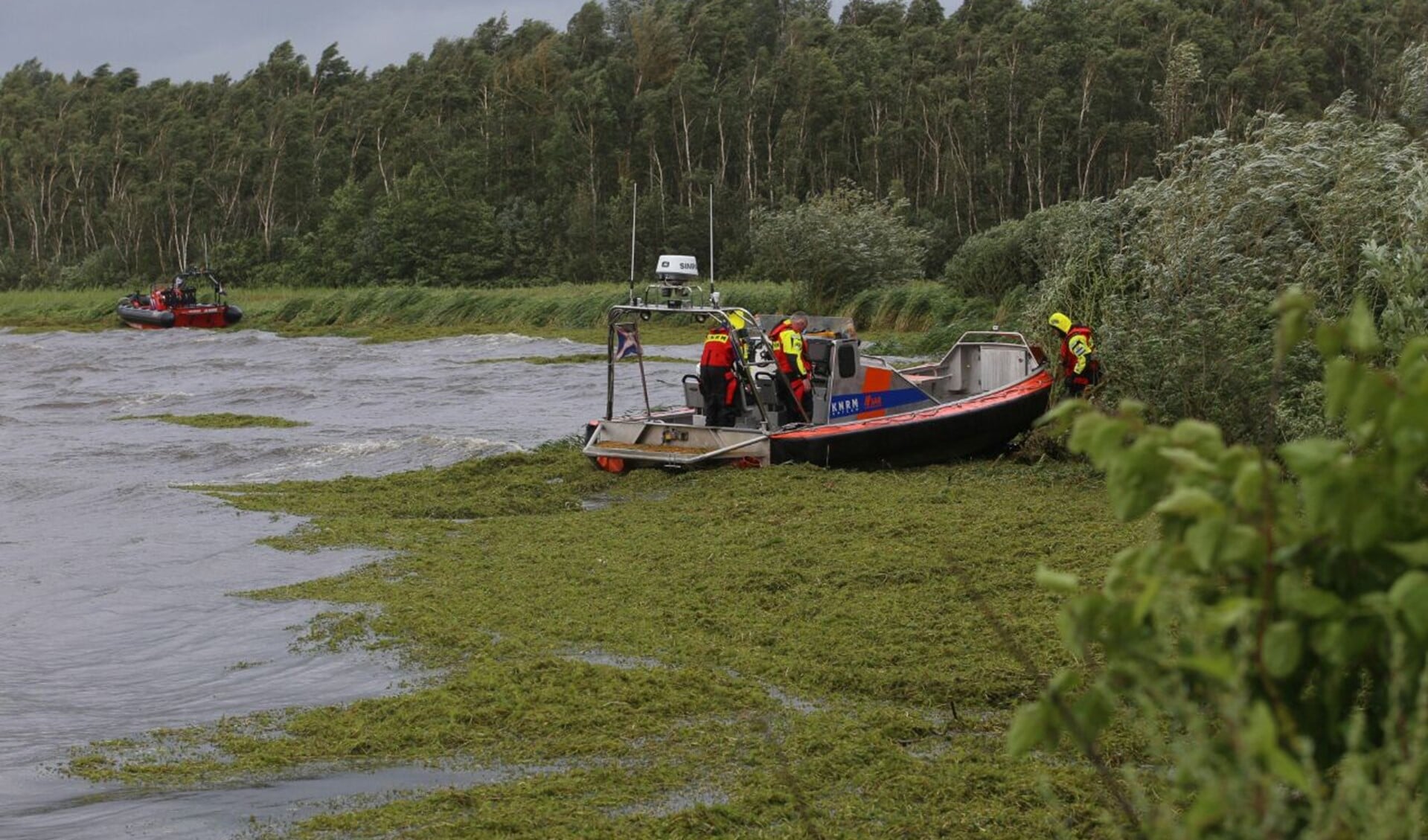 Reddingsboten vast op de dijk