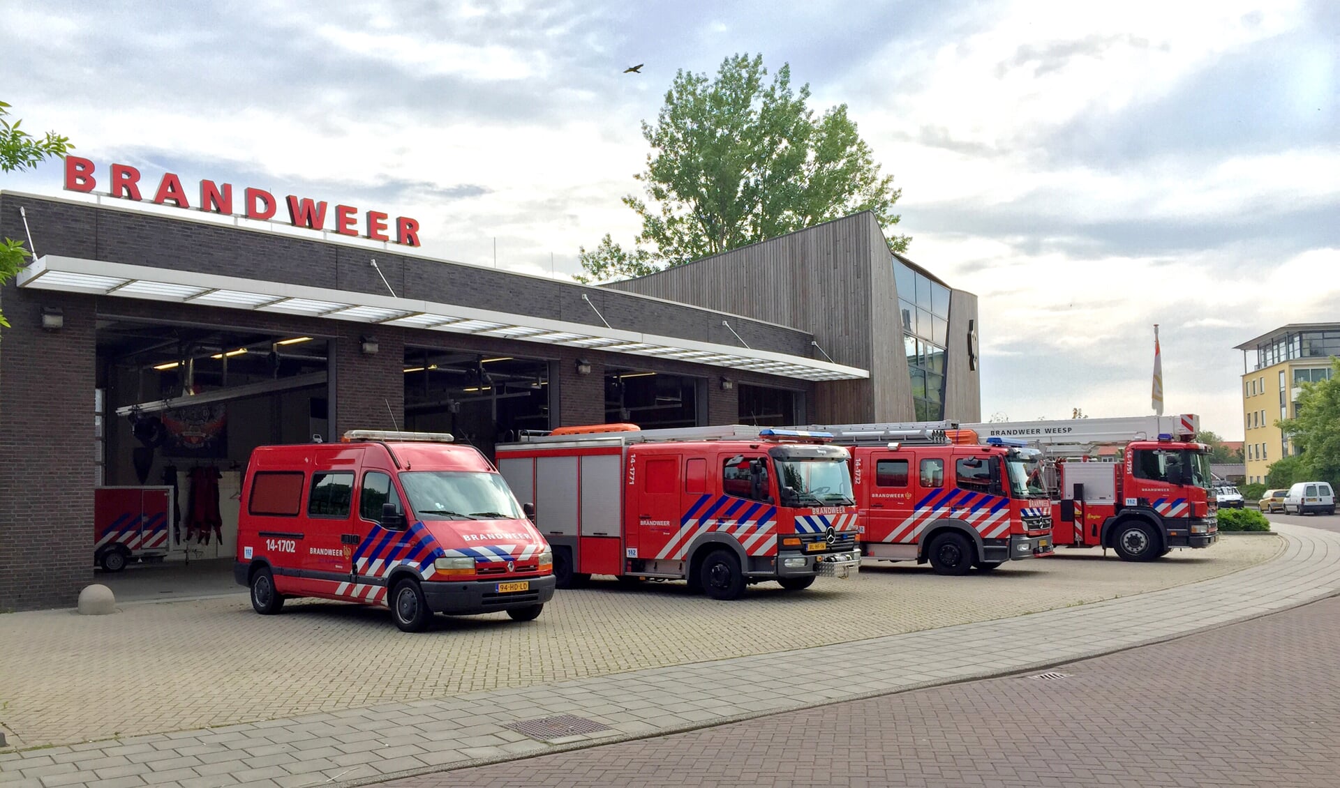 De kazerne van Weesp met alle brandweervoertuigen. 