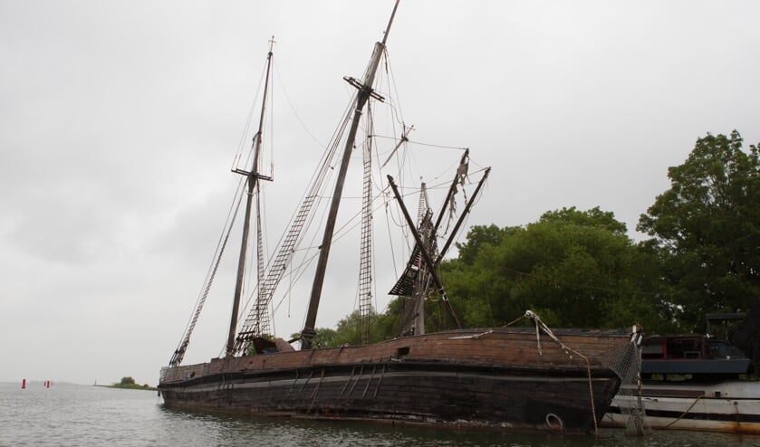 De gemeente wil dat het scheepswrak wordt verwijderd.