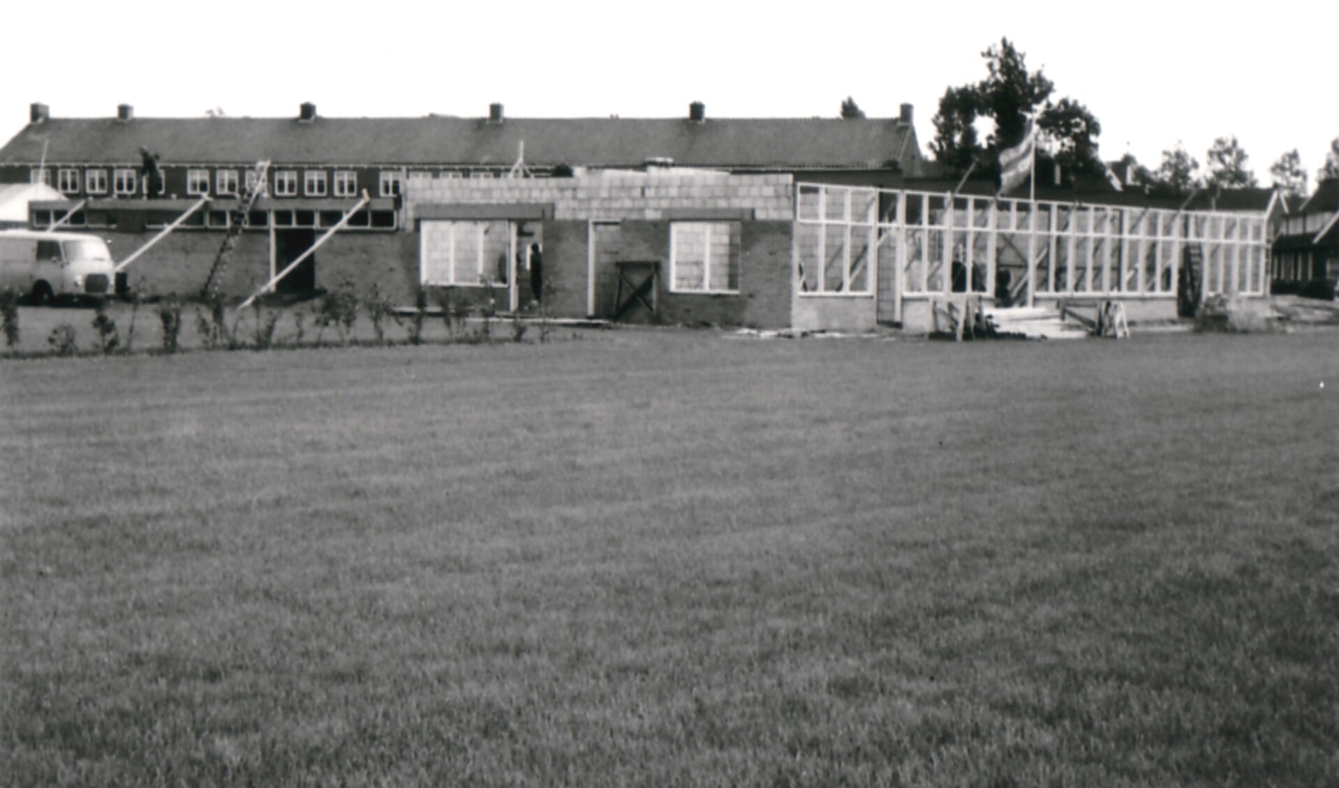 De bouw van het clubgebouw op Sportpark Spoorzicht.