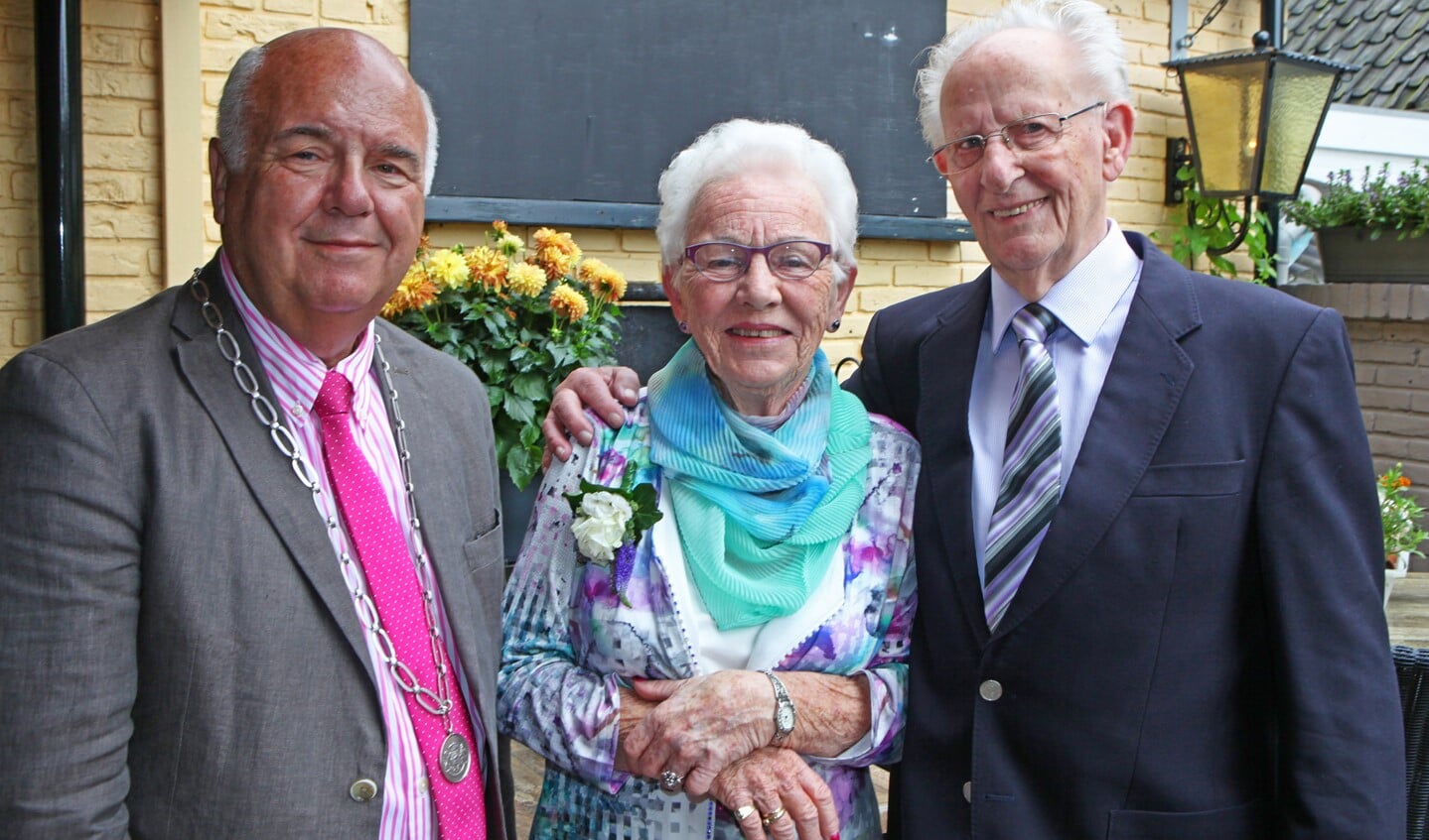 Burgemeester Hertog kwam het paar namens de gemeente feliciteren.