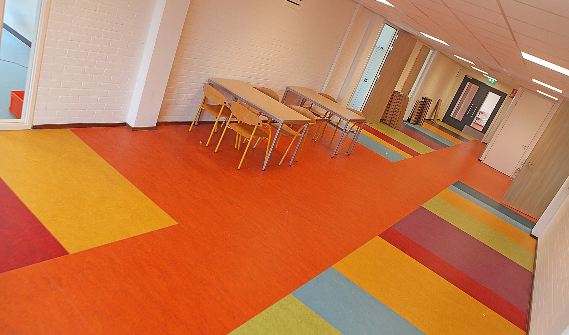 De school is van binnen compleet gerenoveerd, met onder meer nieuwe vloerbedekking. 