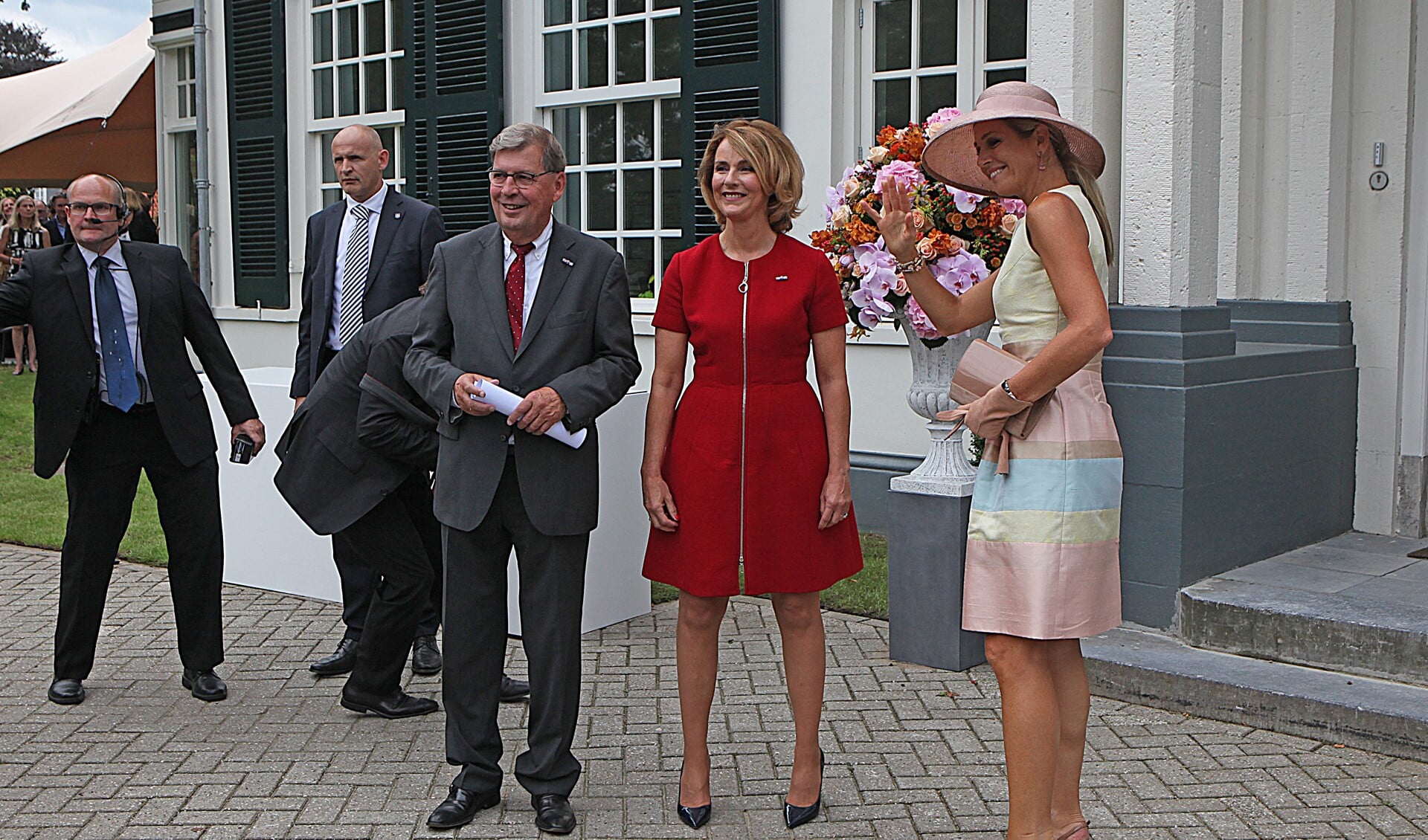 Koningin Máxima met Pascal Rijnders, directeur, en Aaltje van Zweden, voorzitter van de Stichting Papageno.