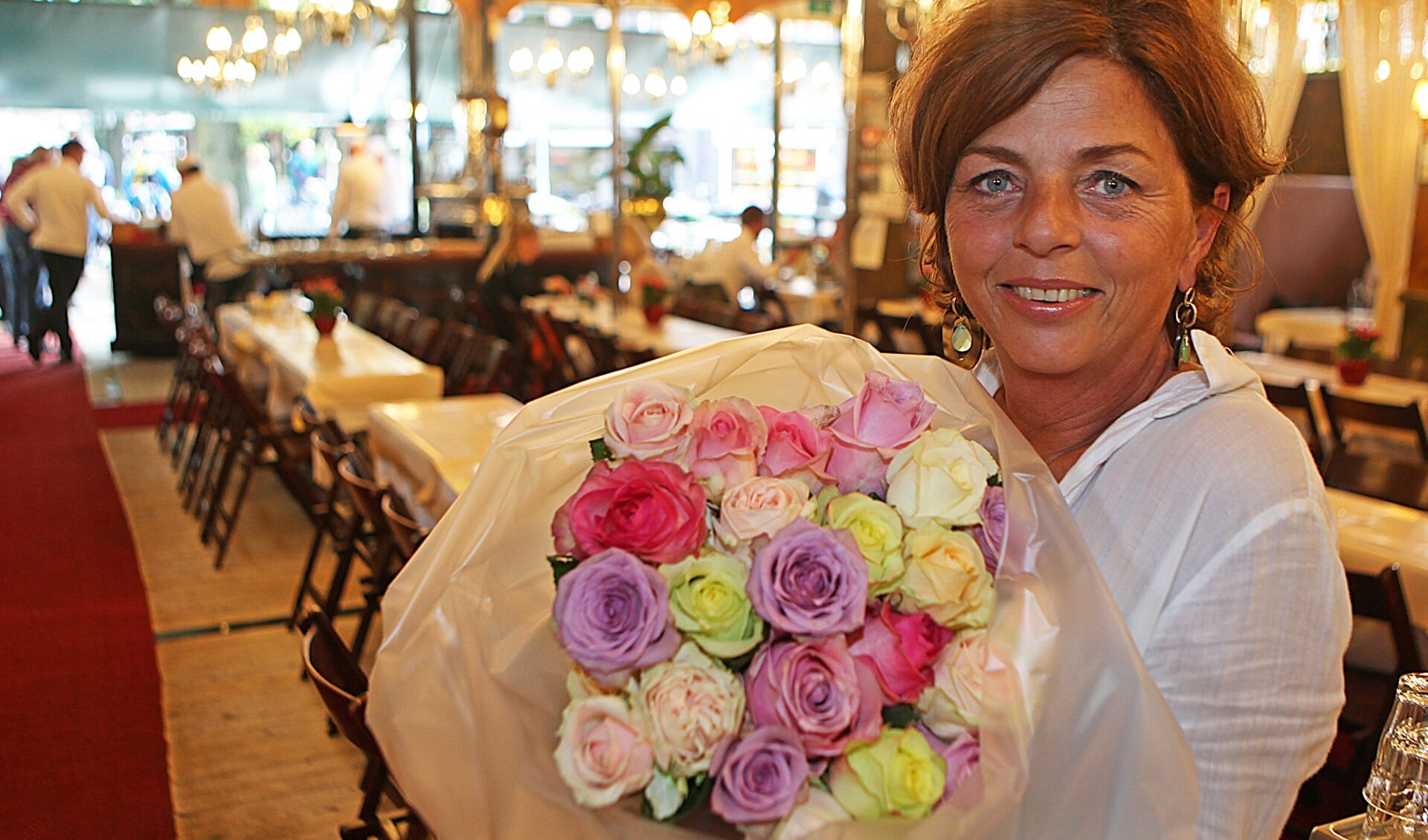Wilma Hilhorst werd verrast met een bos bloemen voor haar 25-jarig jubileum bij de poffertjeskraam.