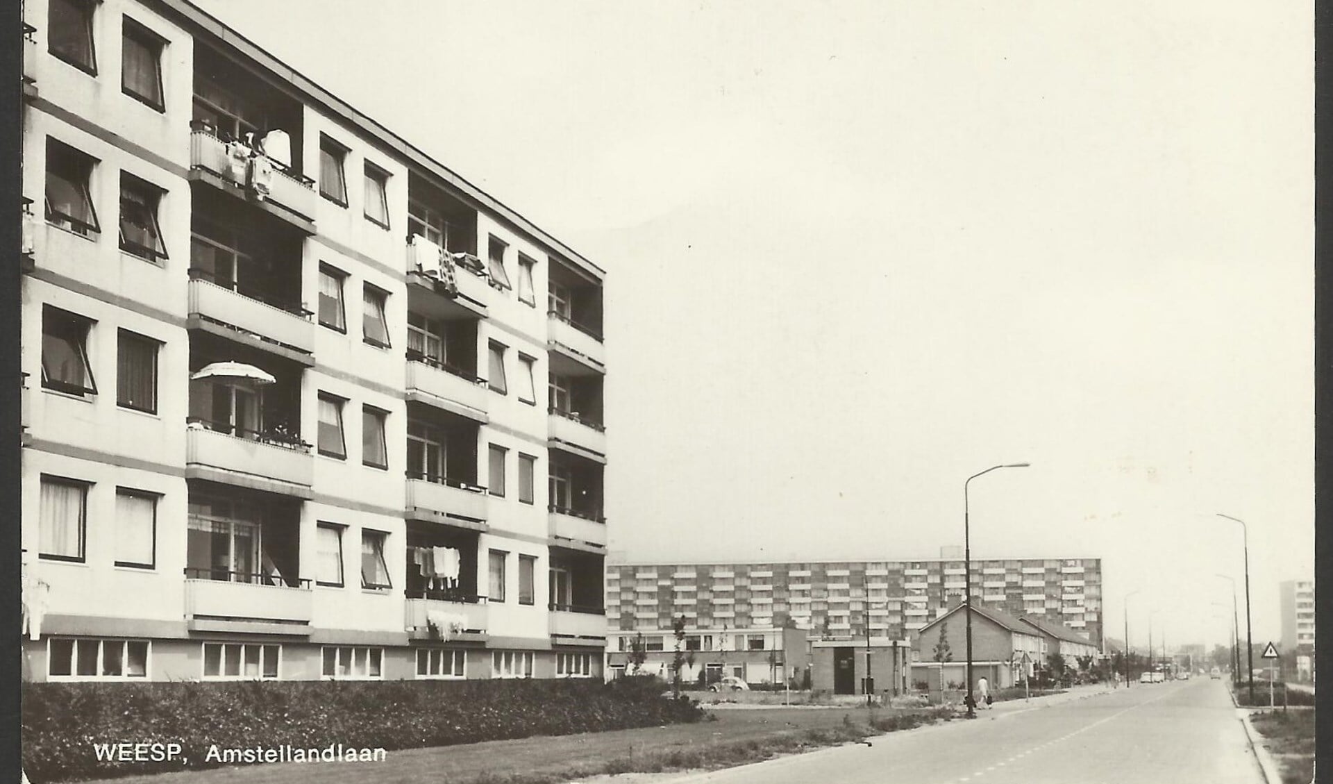 De Amstellandlaan met links de flat aan de Sinnigvelderstraat