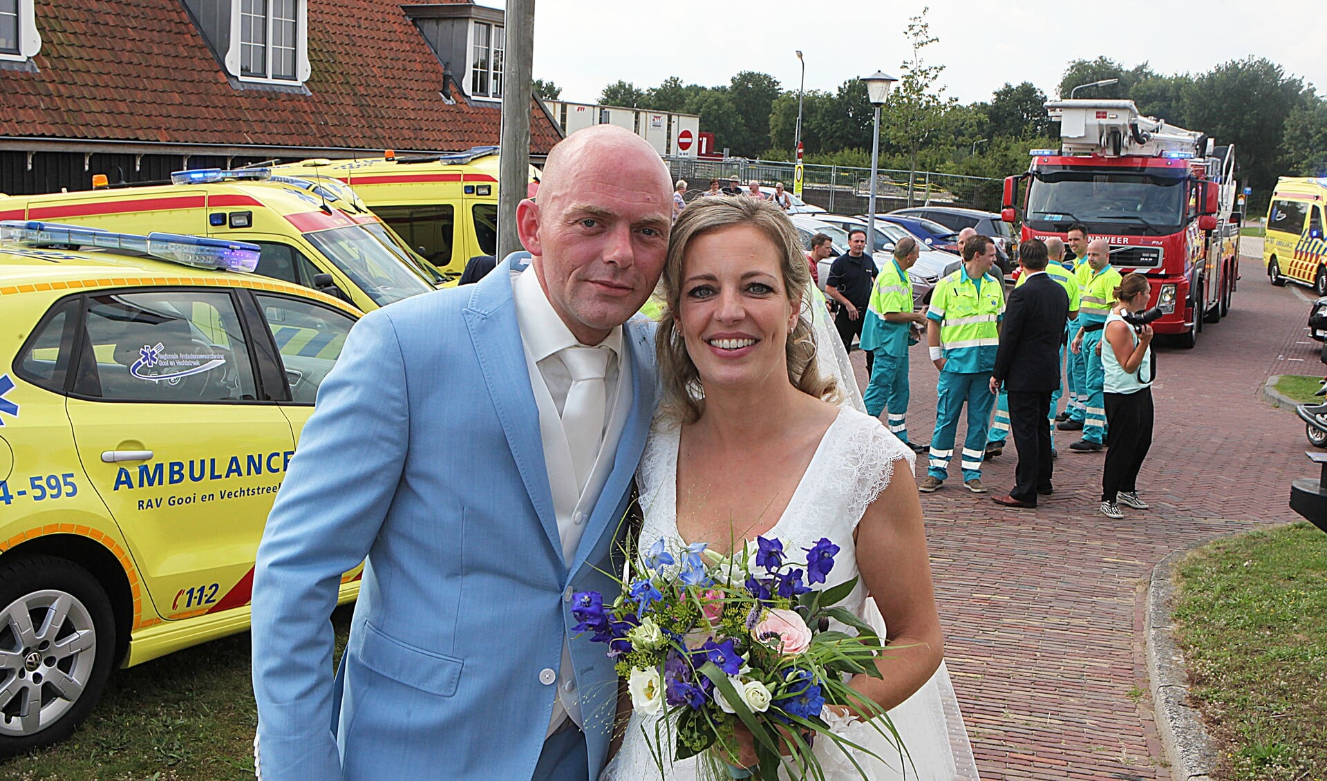 Ambulancemedewerkers Henk en Marleen werden door hun collega's gefeliciteerd.
