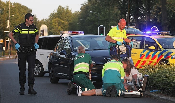 Ambulancepersoneel behandelt het jonge slachtoffer.