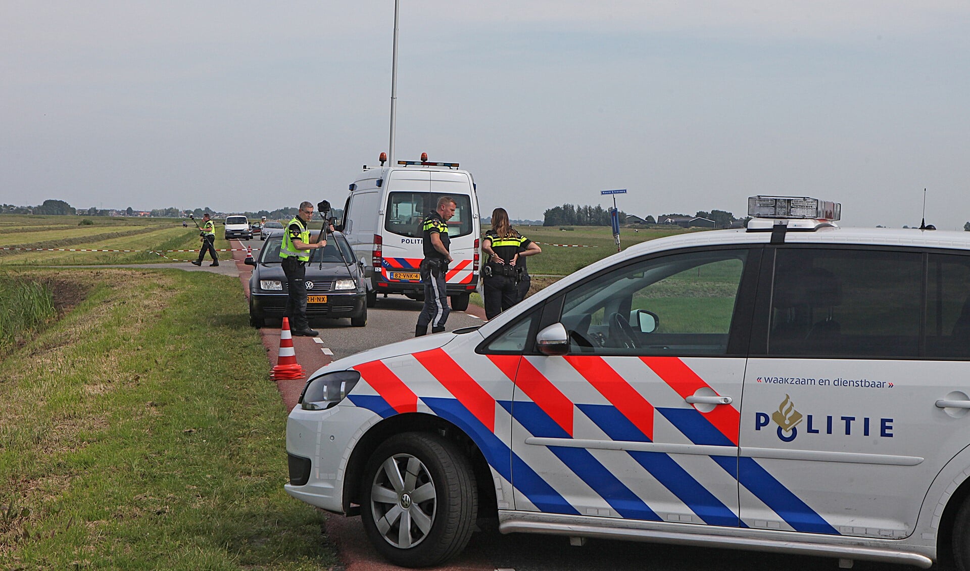 De politie bezig met het onderzoek op de kruising Volkersweg met de Noord Ervenweg.
