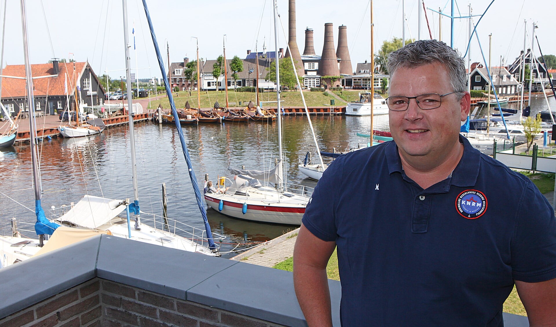 Joost Leeuwerke op het balkon van de botenloods die hij ontwierp.