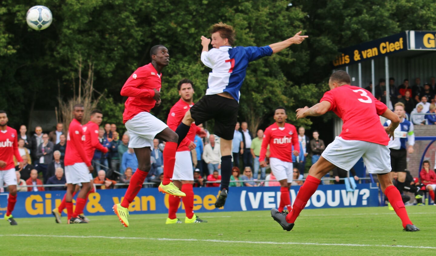 Maikel van Latum scoort de tweede Bussumse goal. Foto: Johan van der Geest