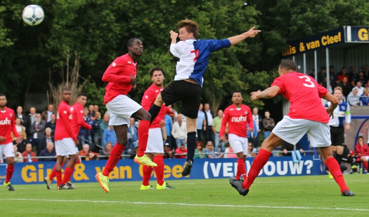 Maikel van Latum scoort de tweede Bussumse goal. Foto: Johan van der Geest 