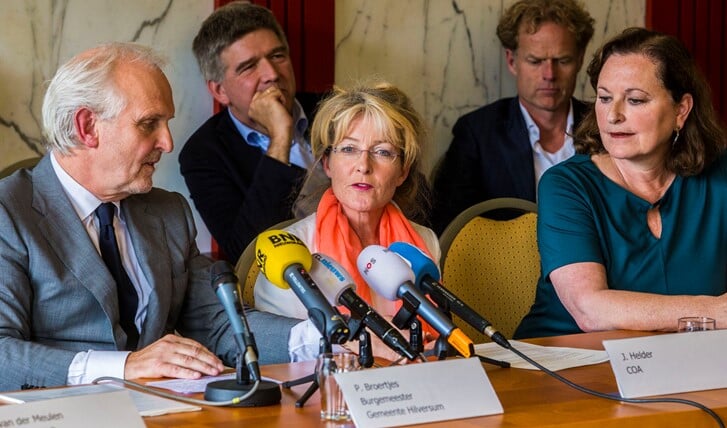 Burgemeester Broertjes (links) tijdens de persconferentie over de opvang van asielzoekers, wat in regionaal verband opgepakt gaat worden.