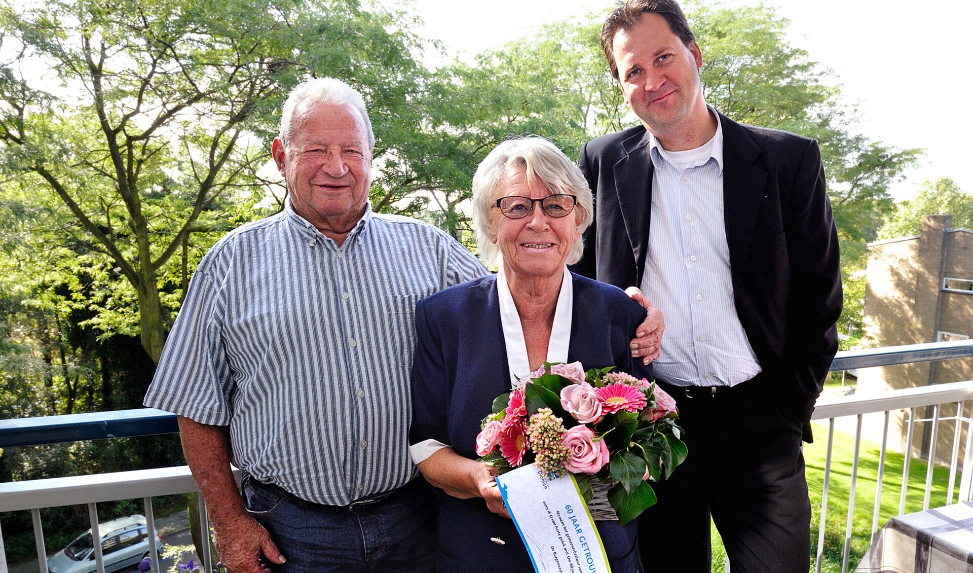 Meneer en mevrouw Houweling met wethouder Jeroen Klaasse.