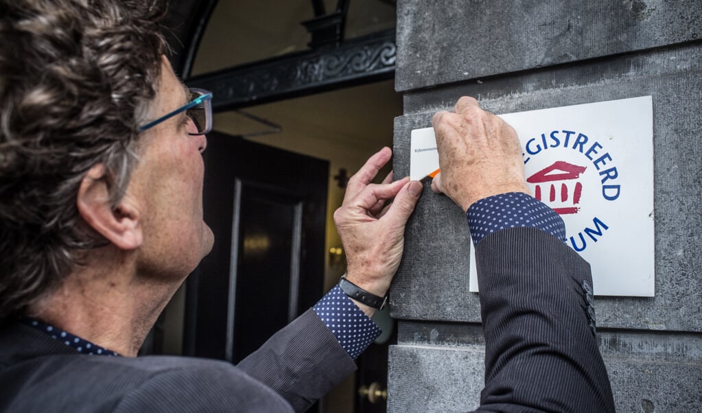 Eerste bordje op stadhuis.