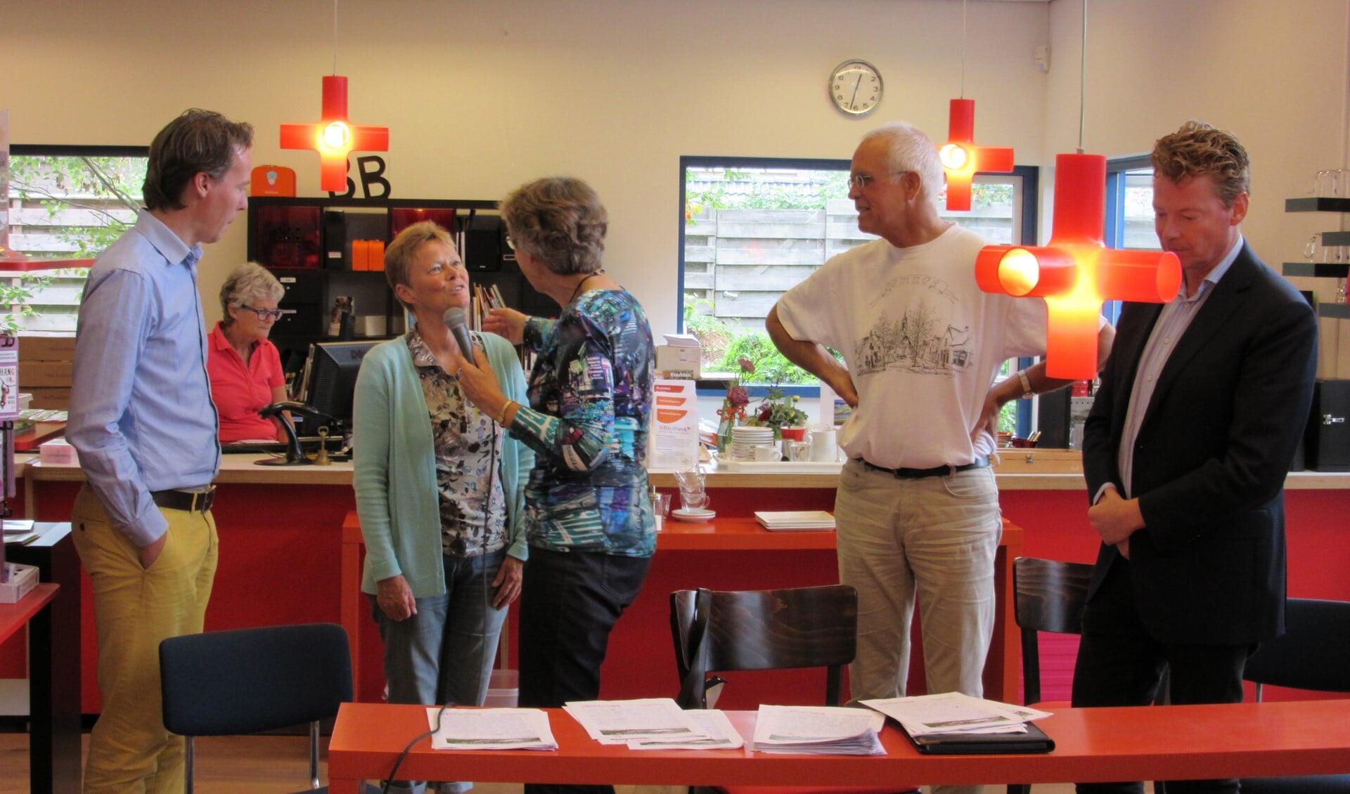 Carla van de Kamp wordt gefeliciteerd door juryvoorzitter Liesbeth Lemckert.