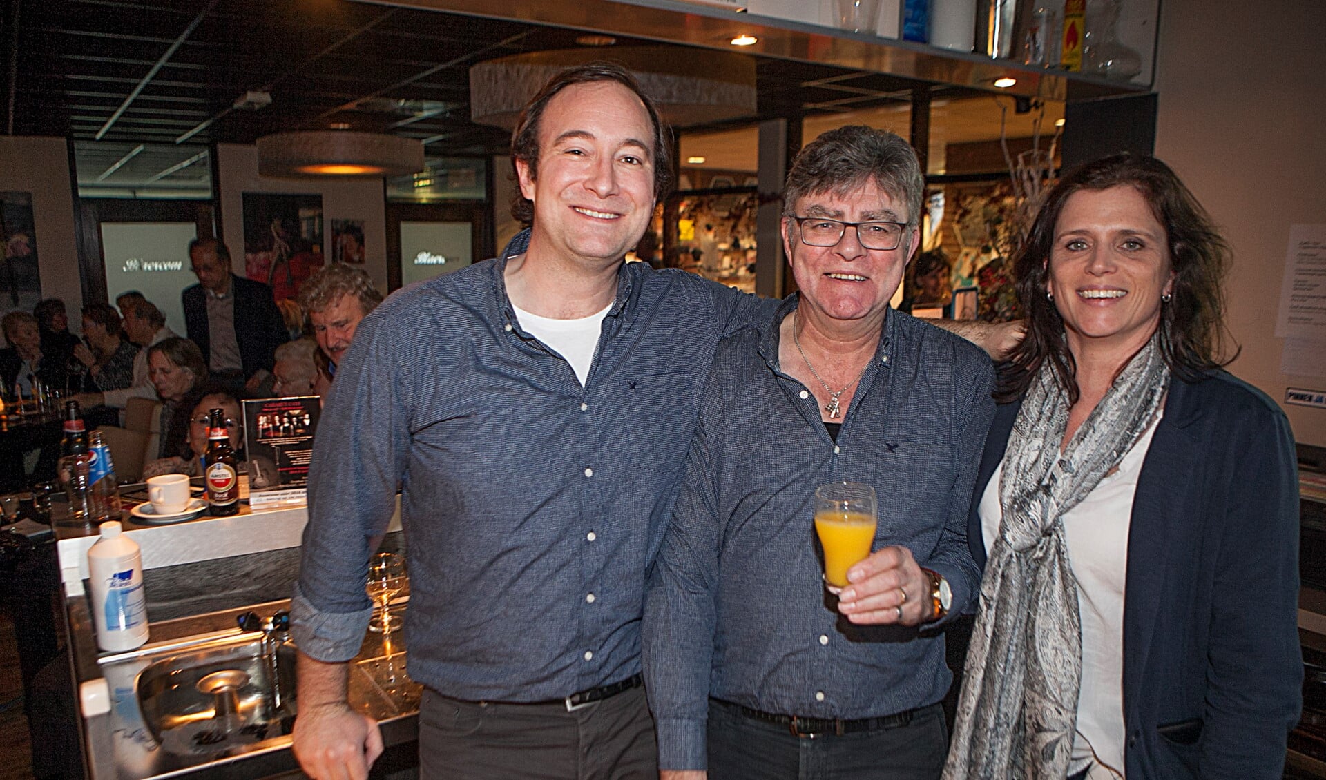 Paul Molenkamp achter de bar tussen beheerders Selwyn Peahlig en Tamara Nobel op de drukbezochte eerste jazzmiddag.