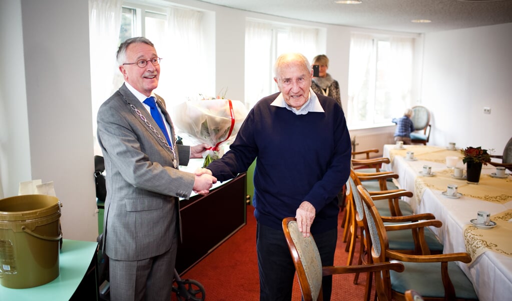 Dick Horseling (rechts) op zijn honderdste verjaardag. Zijn zoon Bart kwam toen in zijn functie als burgemeester langs. 