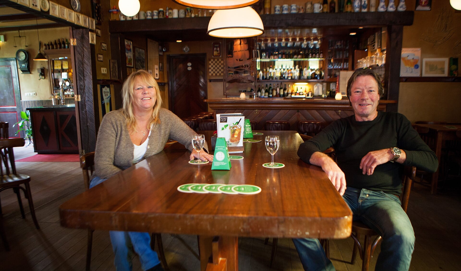 Lida en Peter Staal, de huidige eigenaren van het 100-jarige café aan de Wakkerendijk in Eemnes.