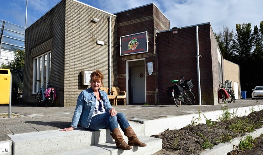 Gerda Smit voor het nieuwe uitgiftepunt aan Landlust.