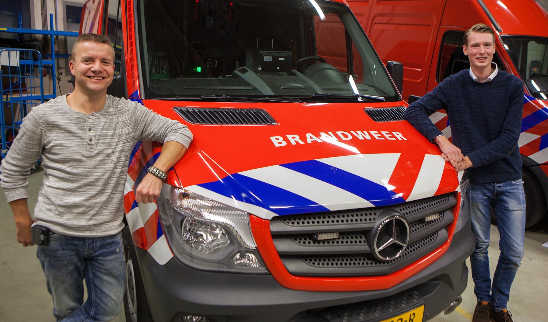 Menno Kaarsgaren (r) en Stefan Keijer zijn nieuwe brandweervrijwilligers 

Foto : Bob Awick
