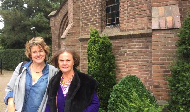 Marlies Huitink (l) en Hetty Eijbers voor de Sint Vituskerk waar het eenmalige concert van het gelegenheidskoor gehouden wordt.