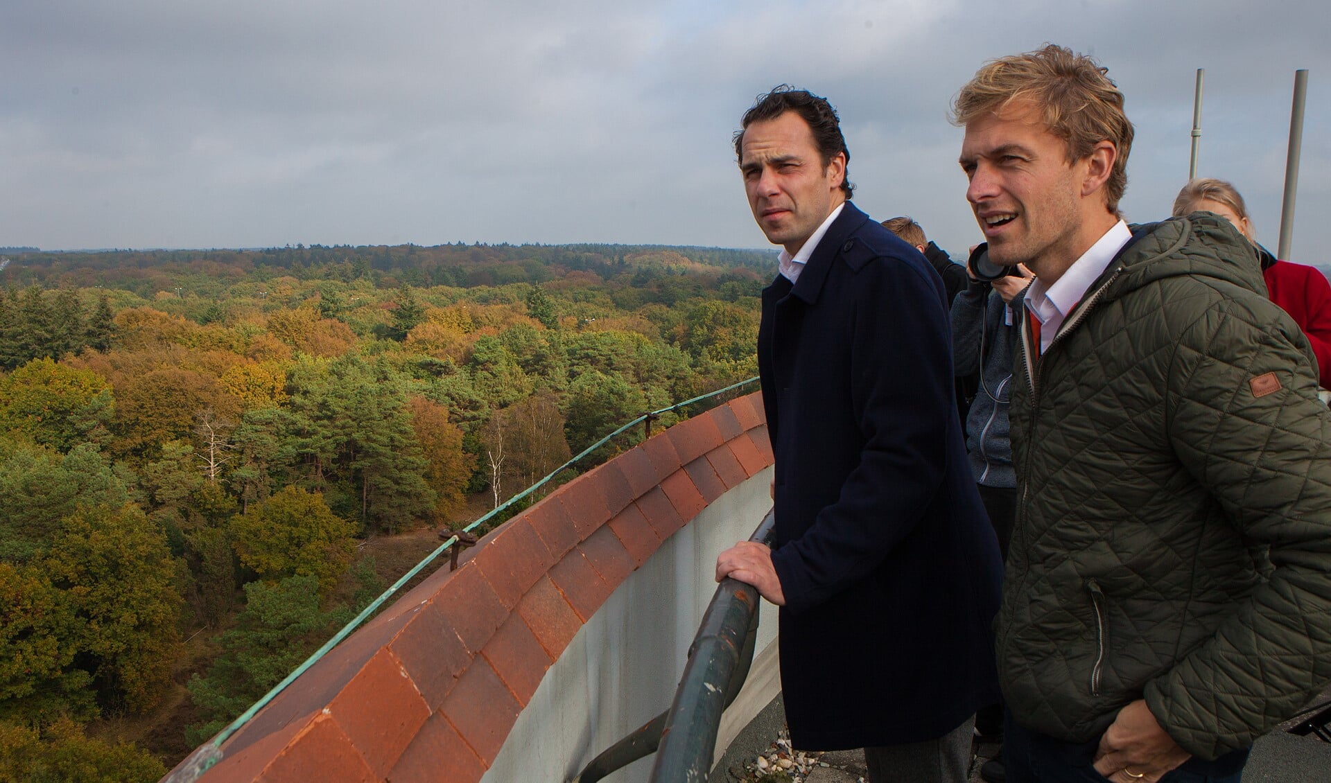 Staatssecretaris Martijn van Dam bekijkt samen met wethouder Tijmen Smit de heuvelrug vanaf de watertoren.
