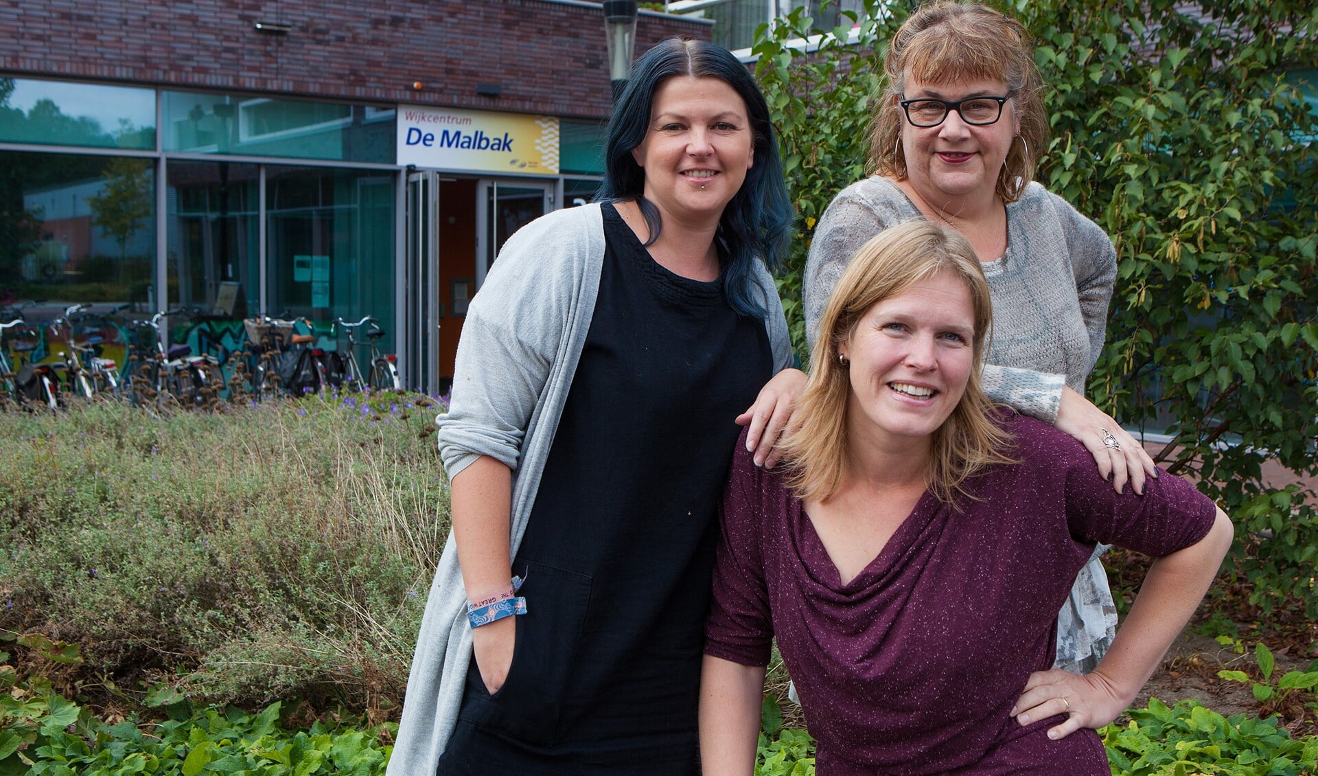 Het nieuwe team van de Malbak: staand jongerenwerker Wendy de Waal (l) en beheerder Sabine Kuperus met sociaal Werker Susan Bakker.