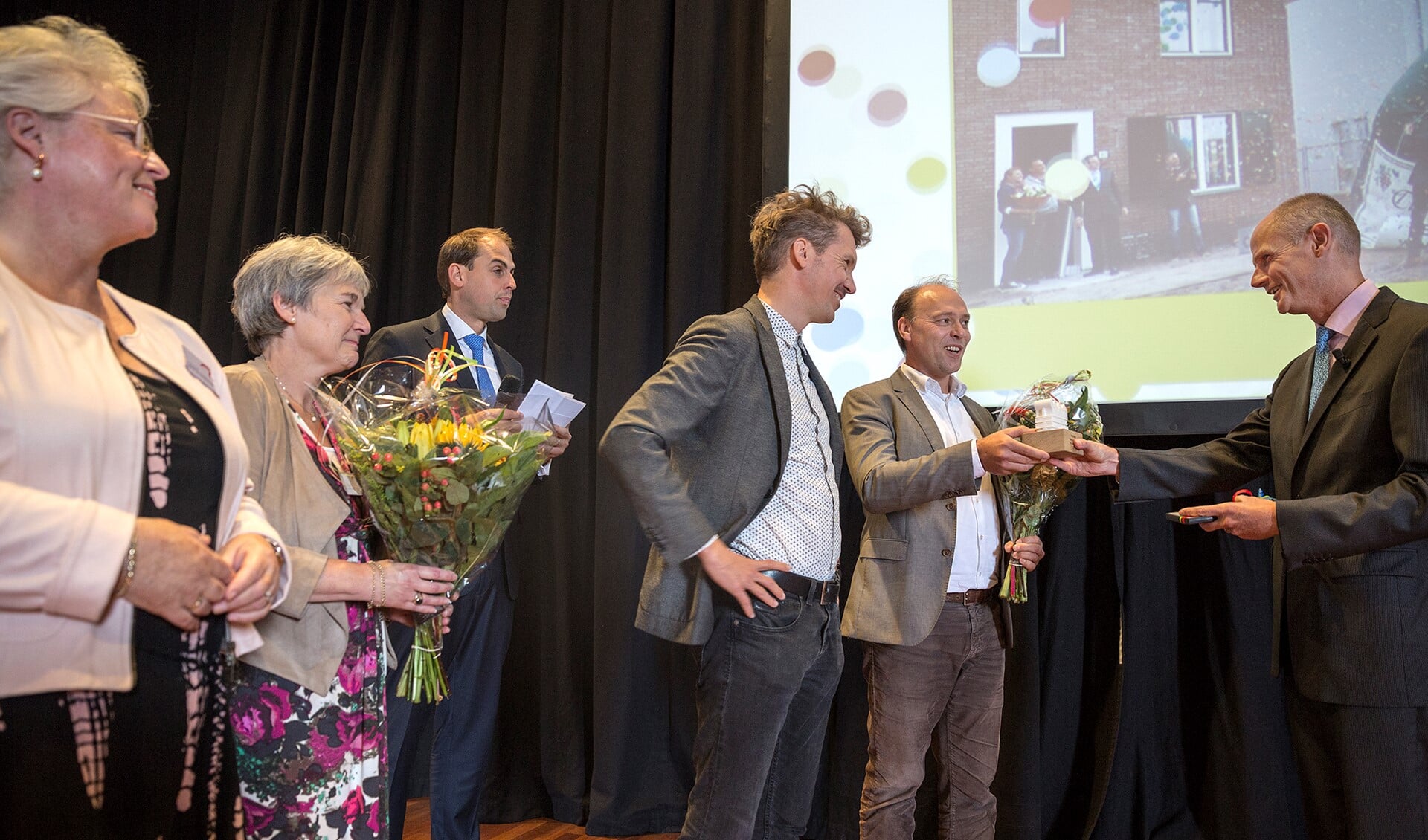 Minister Blok (r) reikt de prijs uit aan Ronald van Klooster en Jeroen van Otterloo (m).