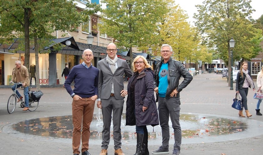 Bestuur van de Stichting Ondernemersfonds ‘t Hart van Huizen: V.l.n.r. Gert van den Broek (Van den Tol Opticiens), Peter Bunschoten (Bunschoten Herenmode), José Rebel (HaarSalon!) en Gert Jan de Lange (De Lange Menstore). Op de foto ontbreekt Agnes Haverkort (Avenue ’t Gooi Makelaars).