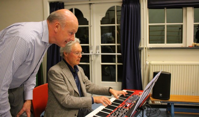 Voorzitter Niels Onkenhout en pianist en oud-voorzitter René Citroen tijdens de repetitie voor het lustrumfeest.