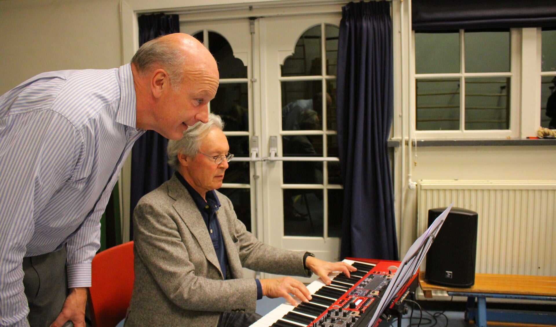 Voorzitter Niels Onkenhout en pianist en oud-voorzitter René Citroen tijdens de repetitie voor het lustrumfeest.