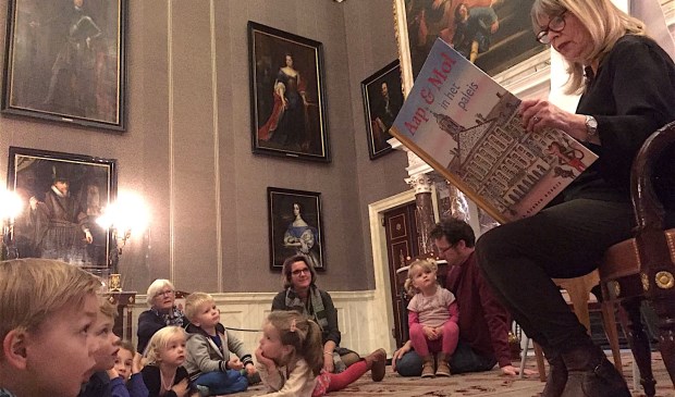 Gitte Spee leest voor uit Aap & Moll in het paleis in het Koninklijk Paleis op de Dam.