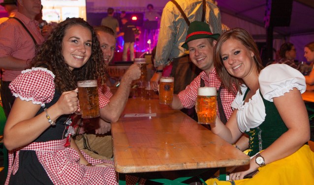 In lederhose en dirndl wordt feest gevierd.